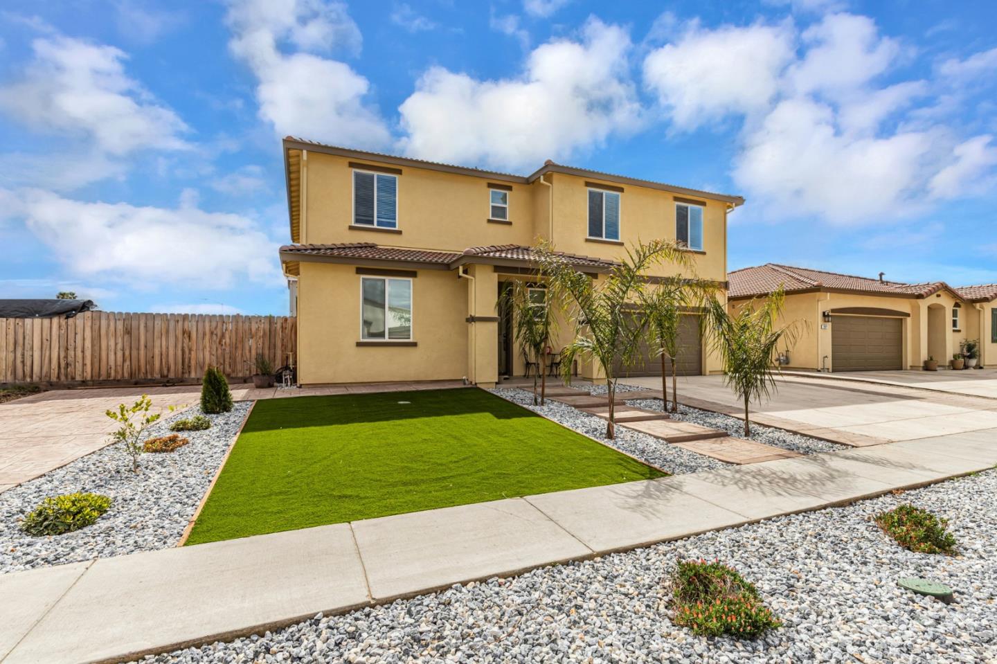 Detail Gallery Image 2 of 33 For 2075 Martin St, Los Banos,  CA 93635 - 5 Beds | 3 Baths