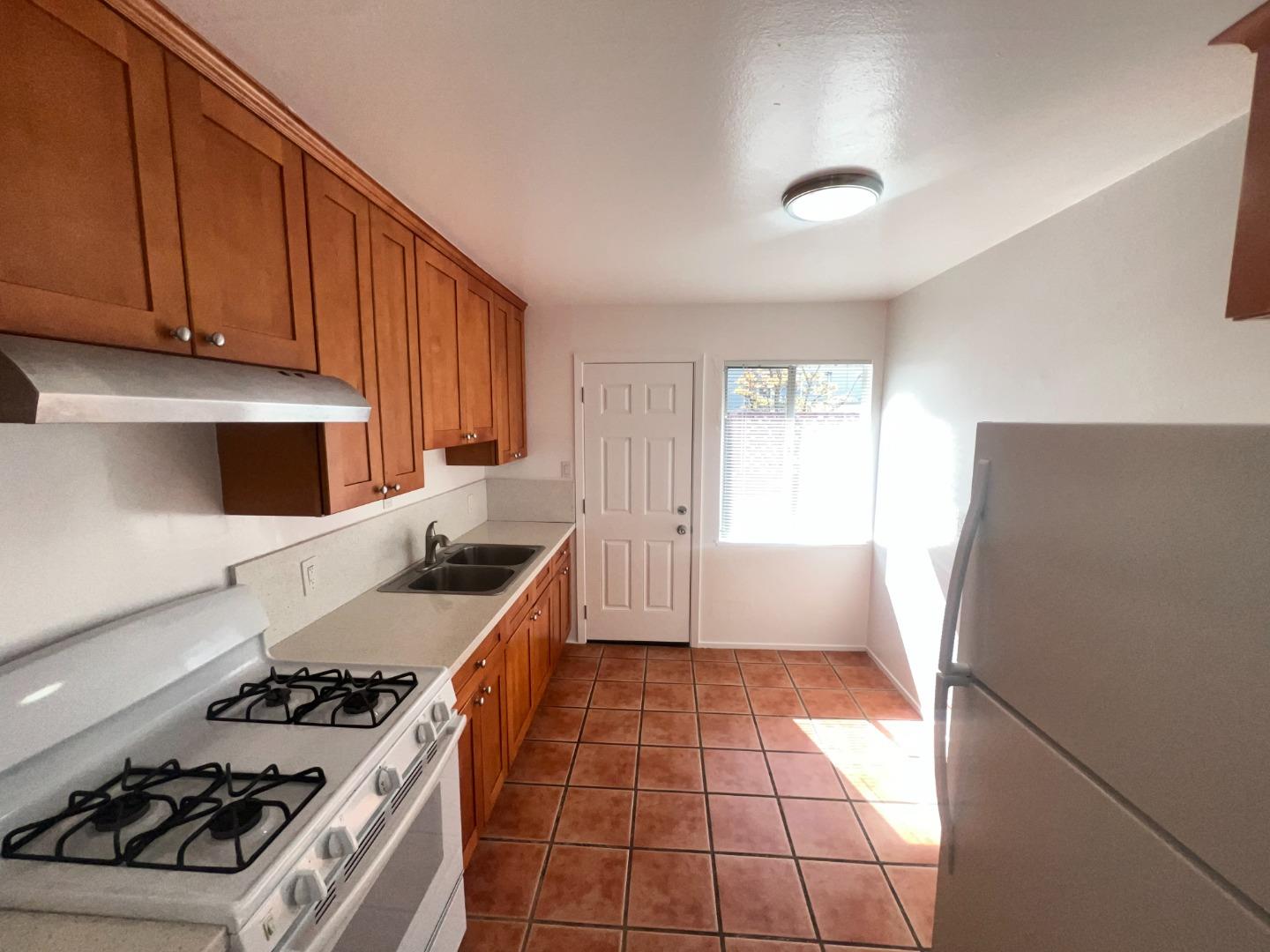 Detail Gallery Image 2 of 8 For 939 S Eldorado St, San Mateo,  CA 94401 - 2 Beds | 1 Baths
