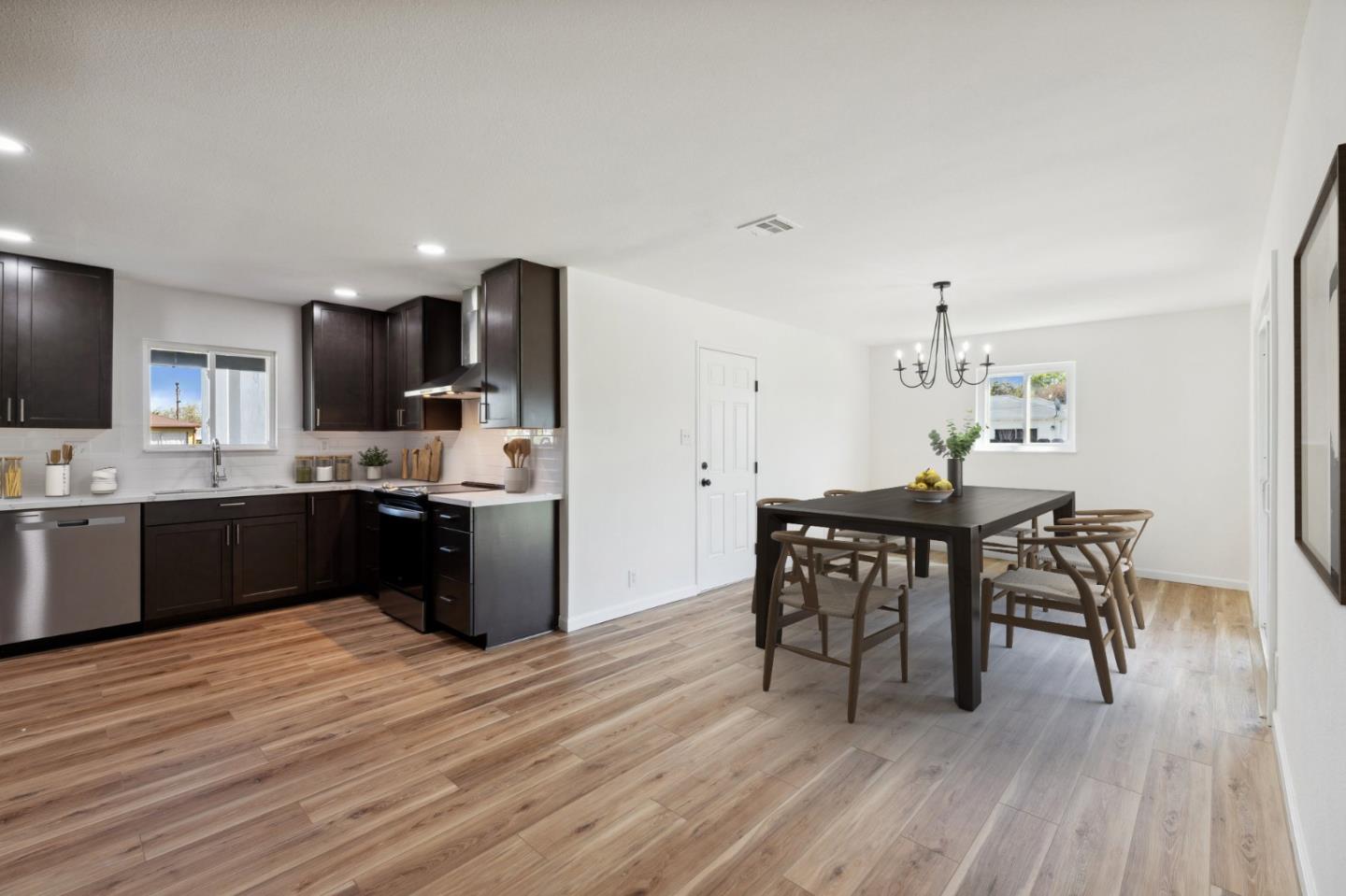 Detail Gallery Image 4 of 19 For 1826 Gulfstream Dr, Modesto,  CA 95350 - 3 Beds | 2 Baths