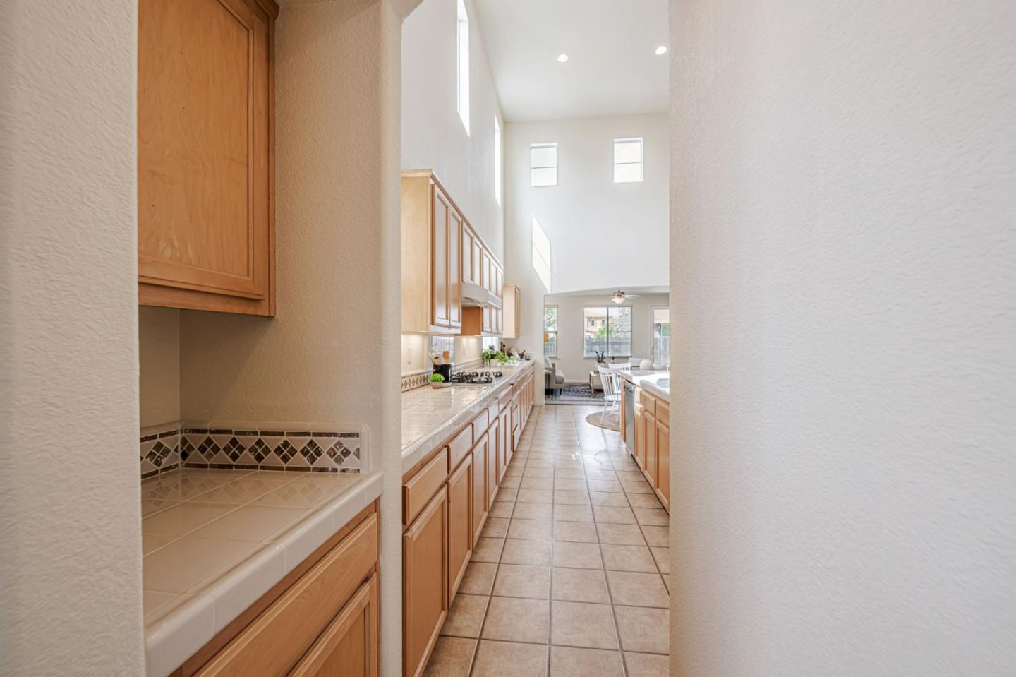 Detail Gallery Image 10 of 53 For 6619 Sao Tiago Way, Elk Grove,  CA 95757 - 5 Beds | 3/1 Baths