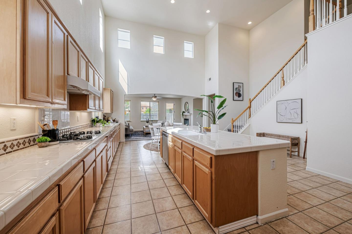 Detail Gallery Image 11 of 53 For 6619 Sao Tiago Way, Elk Grove,  CA 95757 - 5 Beds | 3/1 Baths