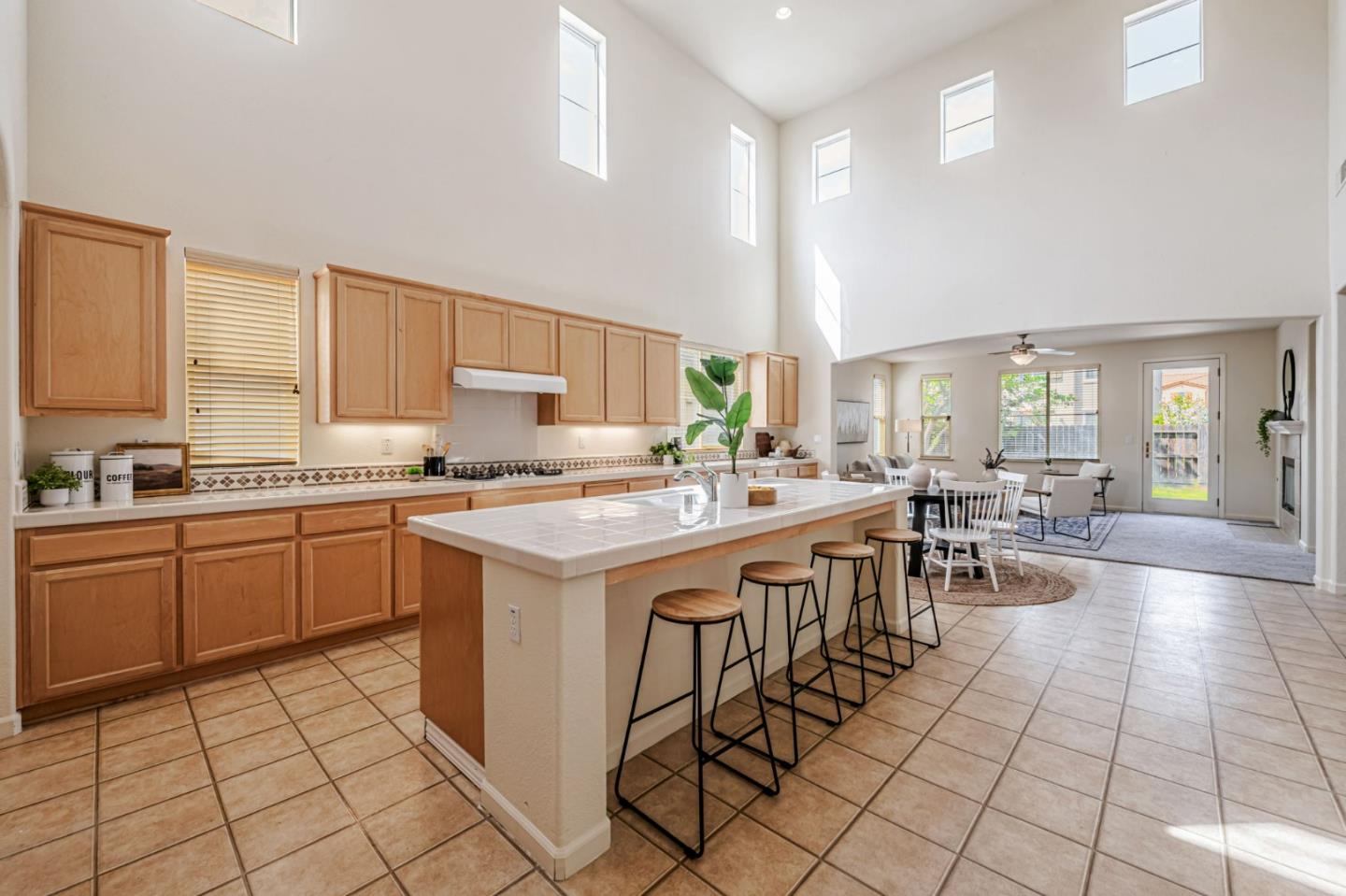Detail Gallery Image 12 of 53 For 6619 Sao Tiago Way, Elk Grove,  CA 95757 - 5 Beds | 3/1 Baths