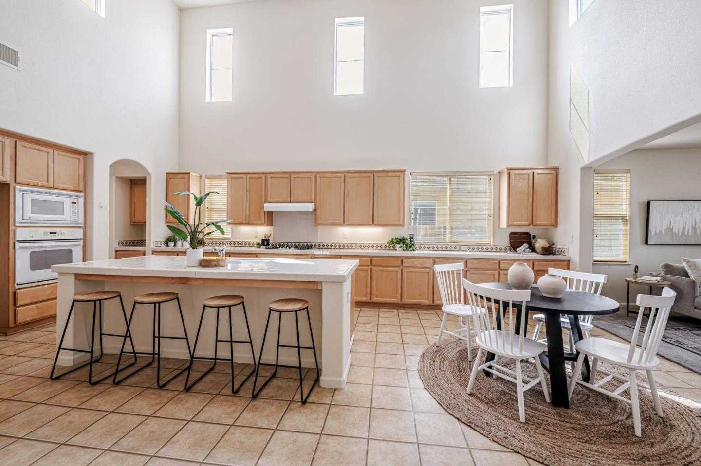 Detail Gallery Image 14 of 53 For 6619 Sao Tiago Way, Elk Grove,  CA 95757 - 5 Beds | 3/1 Baths