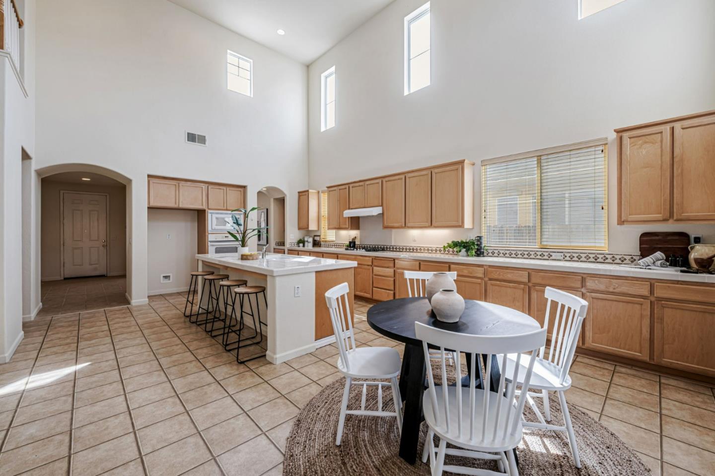 Detail Gallery Image 15 of 53 For 6619 Sao Tiago Way, Elk Grove,  CA 95757 - 5 Beds | 3/1 Baths