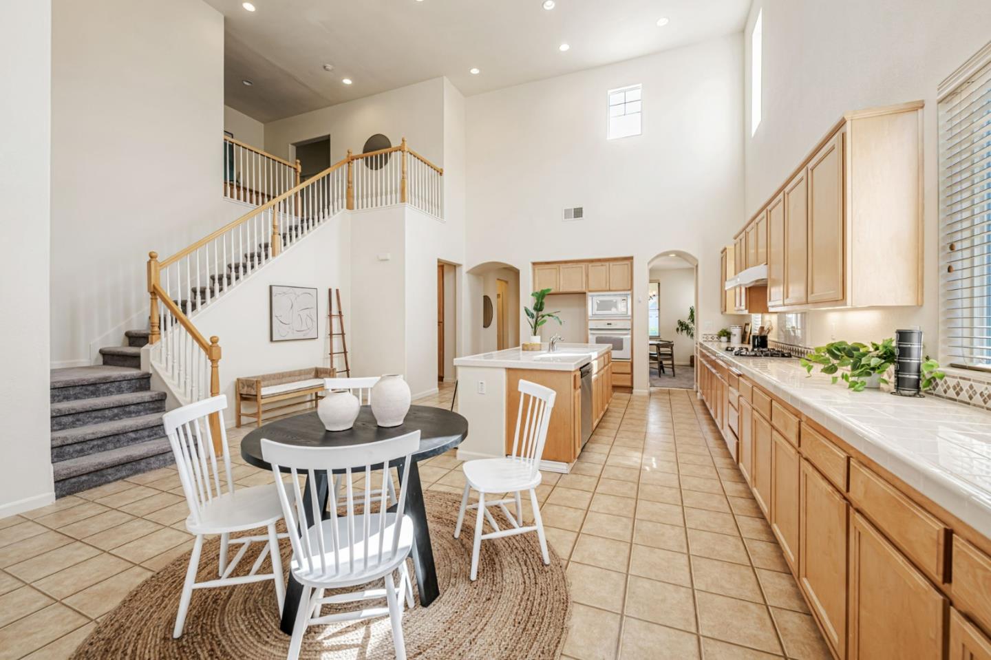 Detail Gallery Image 16 of 53 For 6619 Sao Tiago Way, Elk Grove,  CA 95757 - 5 Beds | 3/1 Baths