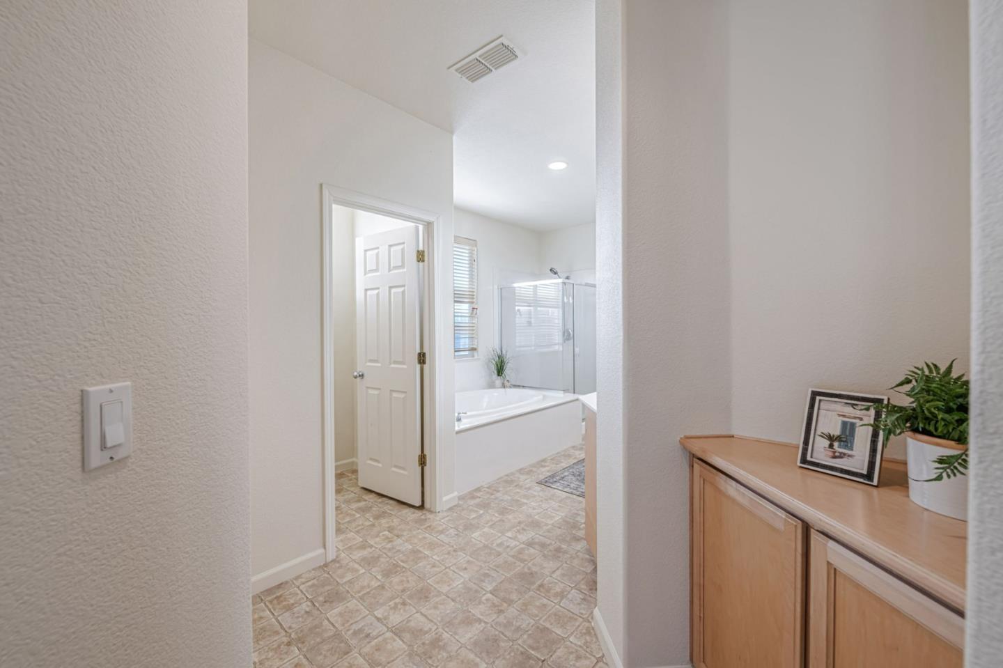 Detail Gallery Image 36 of 53 For 6619 Sao Tiago Way, Elk Grove,  CA 95757 - 5 Beds | 3/1 Baths