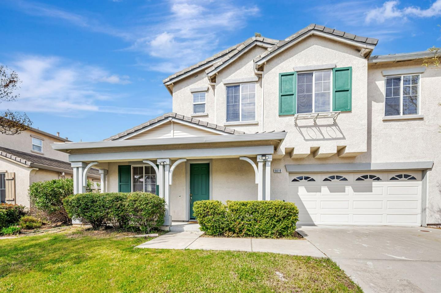 Detail Gallery Image 4 of 53 For 6619 Sao Tiago Way, Elk Grove,  CA 95757 - 5 Beds | 3/1 Baths