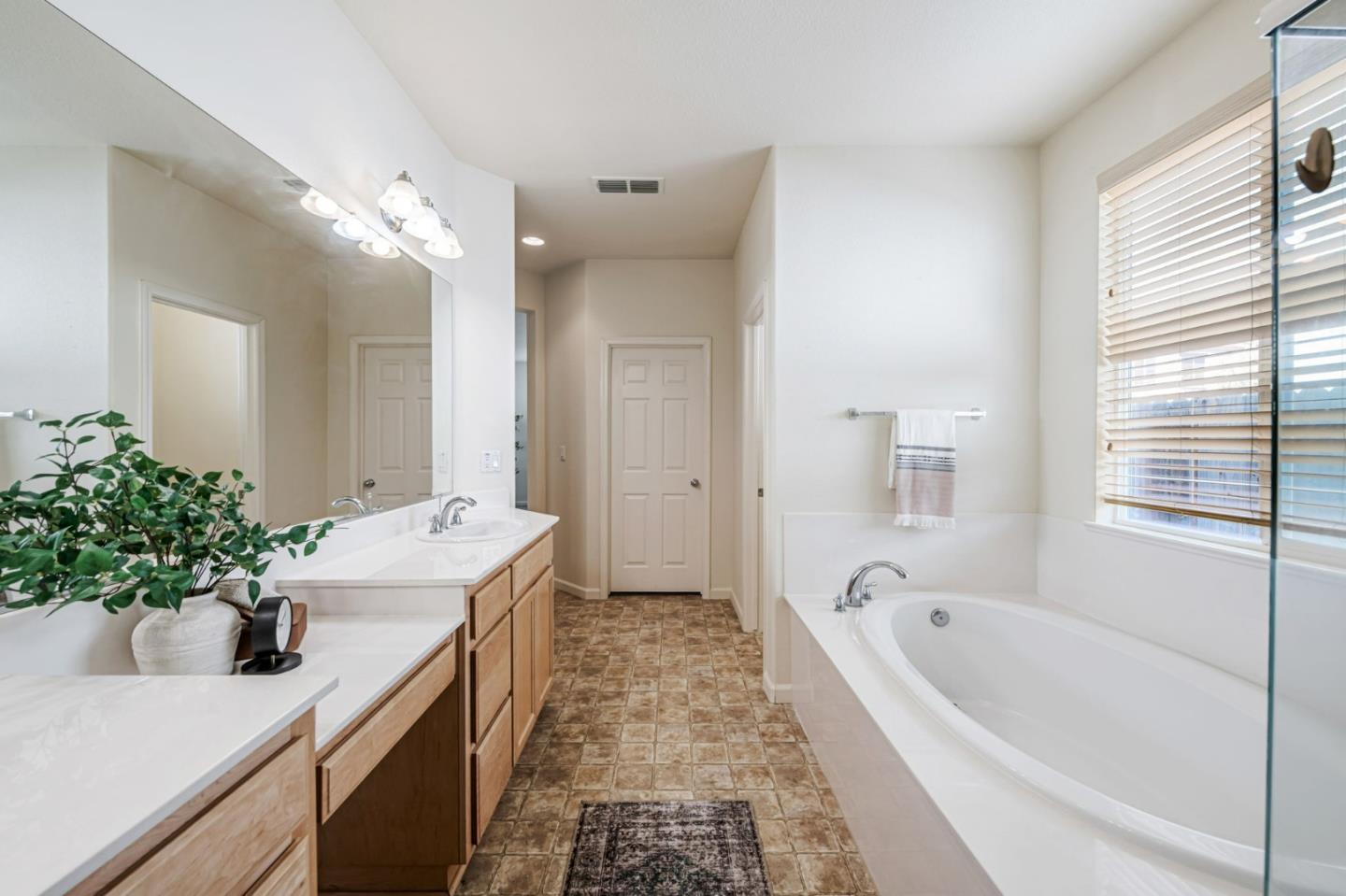 Detail Gallery Image 40 of 53 For 6619 Sao Tiago Way, Elk Grove,  CA 95757 - 5 Beds | 3/1 Baths