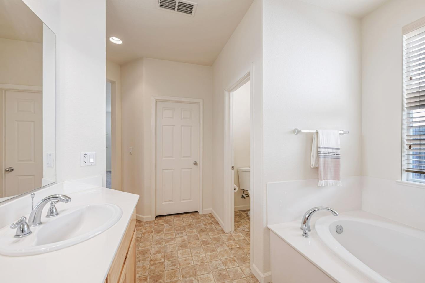 Detail Gallery Image 41 of 53 For 6619 Sao Tiago Way, Elk Grove,  CA 95757 - 5 Beds | 3/1 Baths