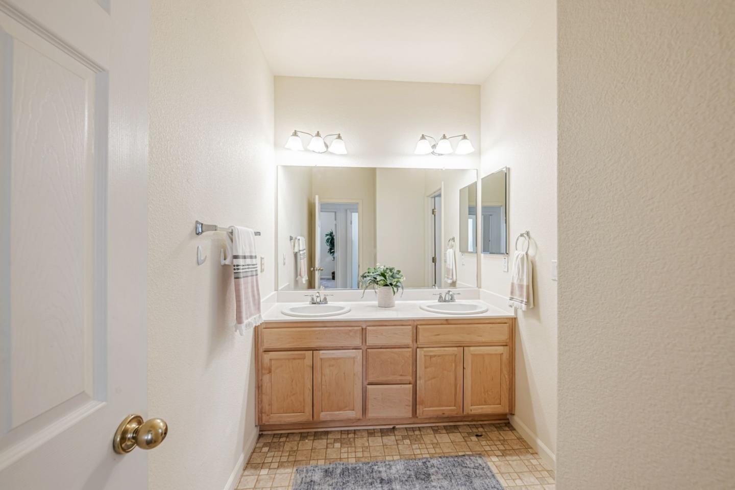 Detail Gallery Image 42 of 53 For 6619 Sao Tiago Way, Elk Grove,  CA 95757 - 5 Beds | 3/1 Baths
