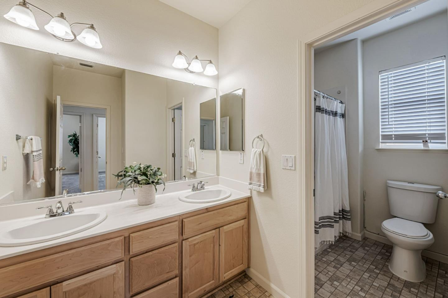 Detail Gallery Image 43 of 53 For 6619 Sao Tiago Way, Elk Grove,  CA 95757 - 5 Beds | 3/1 Baths