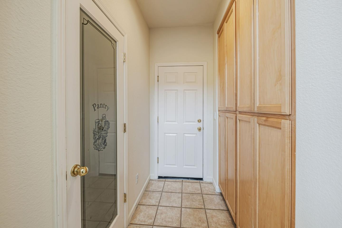 Detail Gallery Image 5 of 53 For 6619 Sao Tiago Way, Elk Grove,  CA 95757 - 5 Beds | 3/1 Baths
