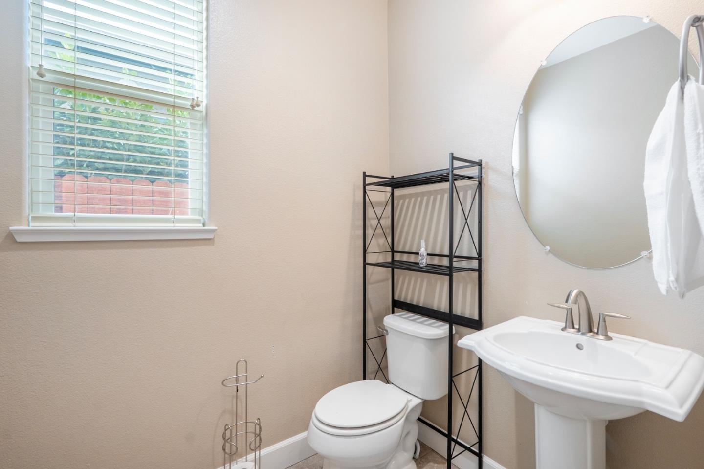 Detail Gallery Image 14 of 36 For 1551 Lily Ct, Hollister,  CA 95023 - 3 Beds | 2/1 Baths