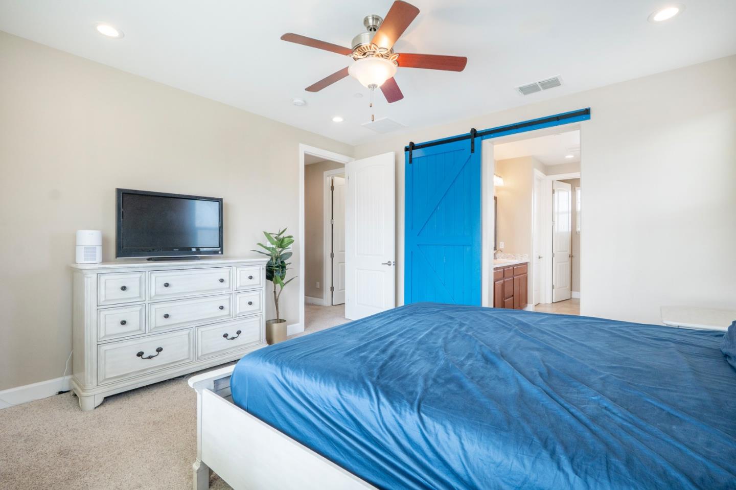 Detail Gallery Image 23 of 36 For 1551 Lily Ct, Hollister,  CA 95023 - 3 Beds | 2/1 Baths