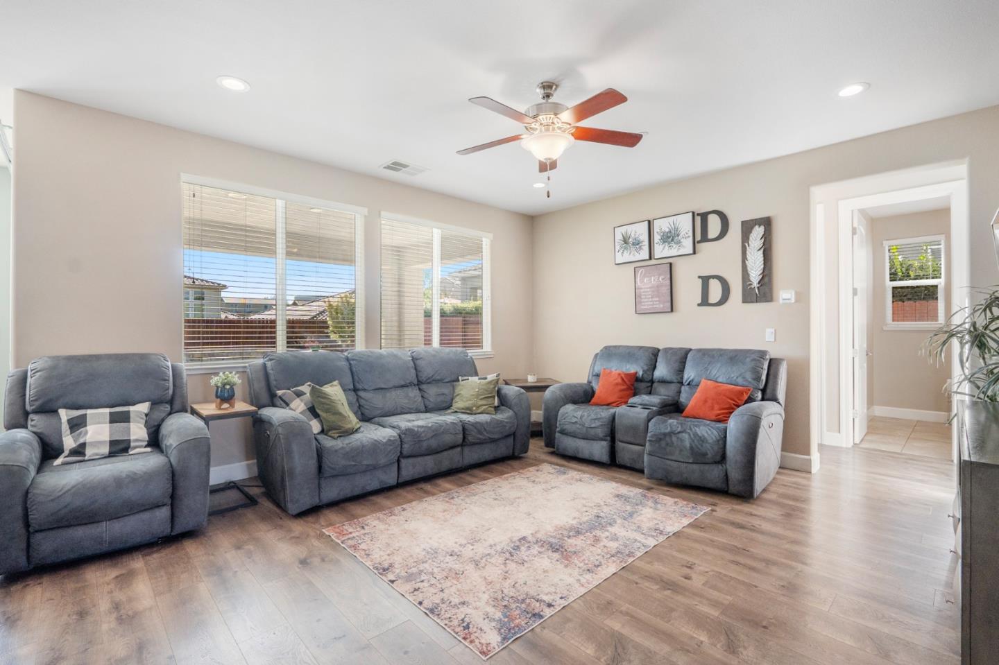 Detail Gallery Image 5 of 36 For 1551 Lily Ct, Hollister,  CA 95023 - 3 Beds | 2/1 Baths