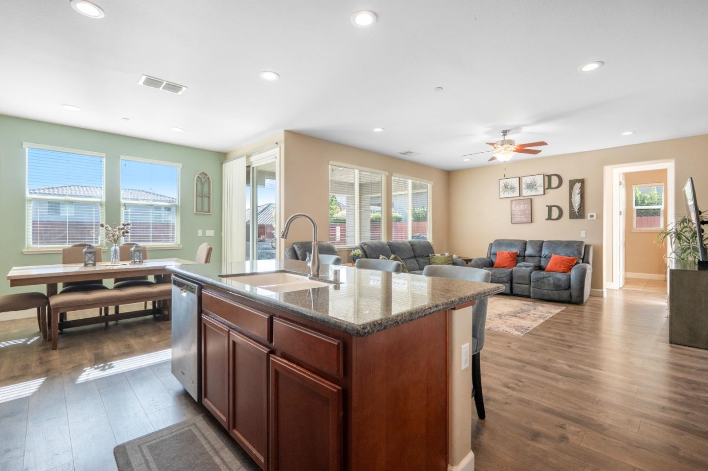 Detail Gallery Image 9 of 36 For 1551 Lily Ct, Hollister,  CA 95023 - 3 Beds | 2/1 Baths