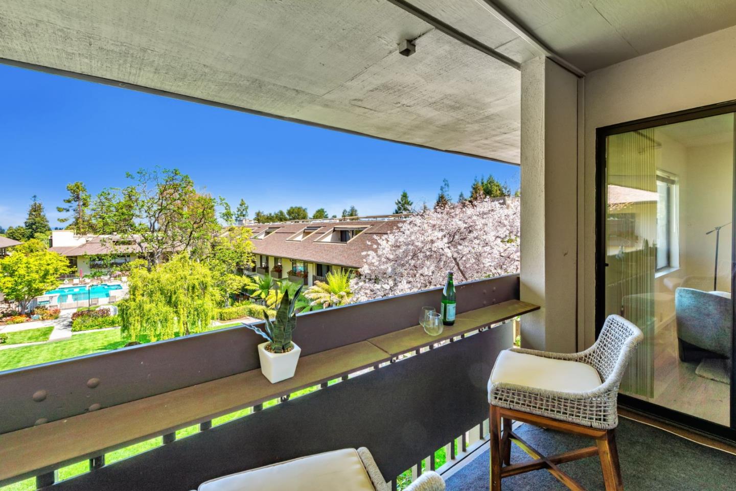 Detail Gallery Image 2 of 10 For 2140 Santa Cruz Ave #D207,  Menlo Park,  CA 94025 - 2 Beds | 2 Baths