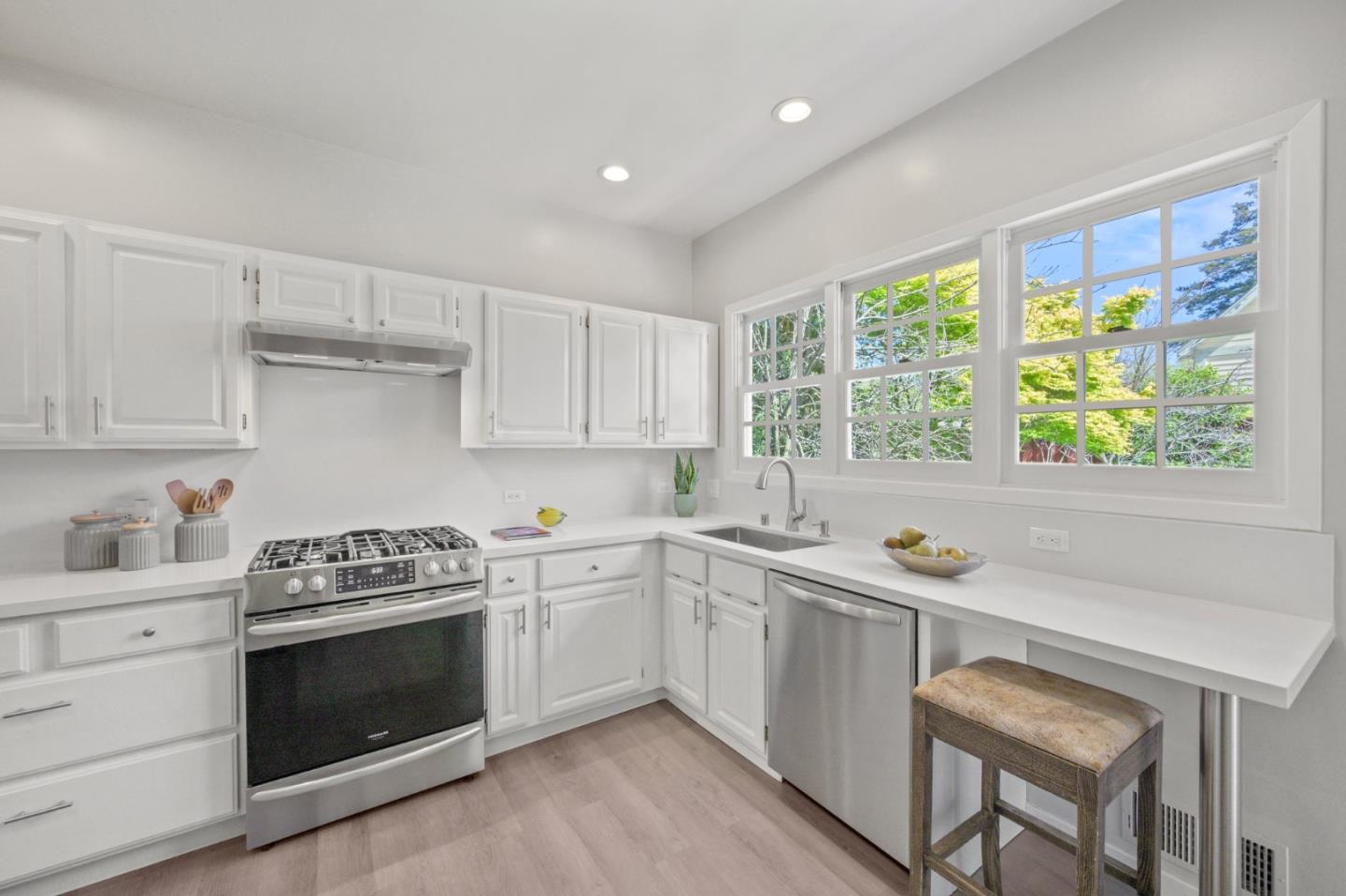 Detail Gallery Image 15 of 67 For 1249 Oak St, San Mateo,  CA 94402 - 3 Beds | 3 Baths