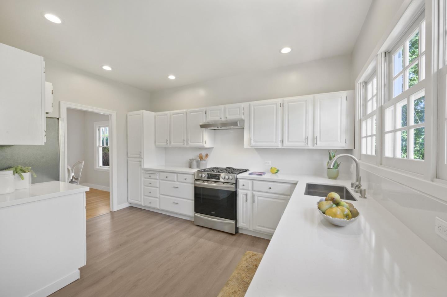 Detail Gallery Image 16 of 67 For 1249 Oak St, San Mateo,  CA 94402 - 3 Beds | 3 Baths