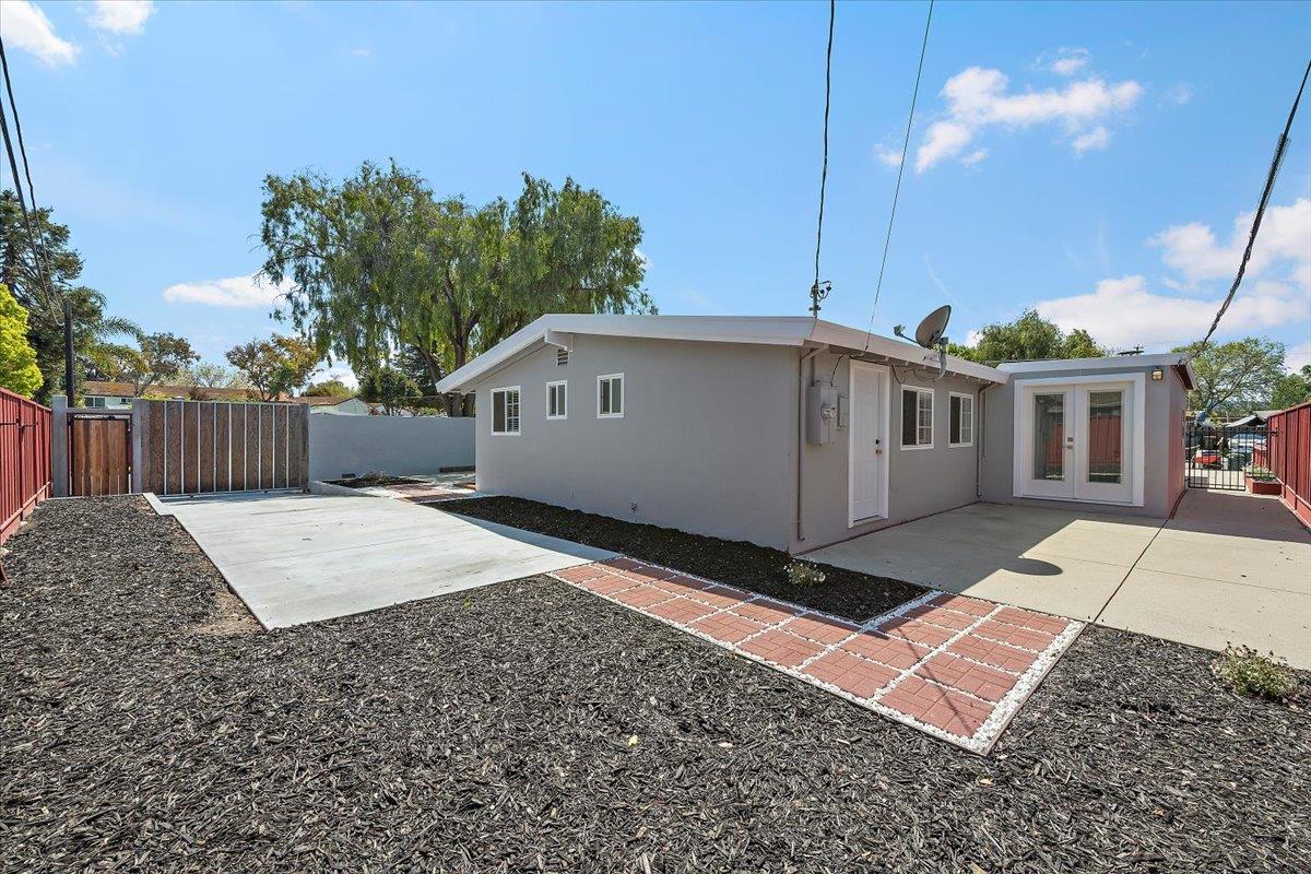 Detail Gallery Image 16 of 18 For 902 Blazingwood Dr, Sunnyvale,  CA 94089 - 3 Beds | 2 Baths