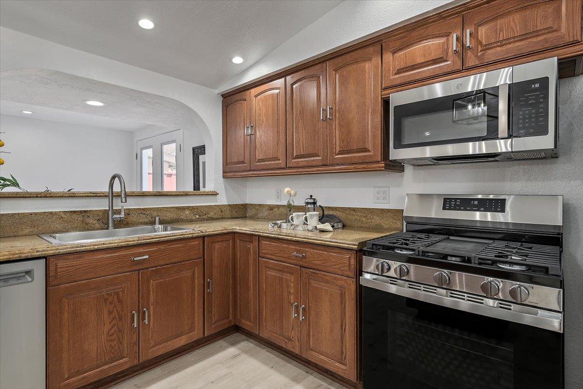Detail Gallery Image 8 of 18 For 902 Blazingwood Dr, Sunnyvale,  CA 94089 - 3 Beds | 2 Baths
