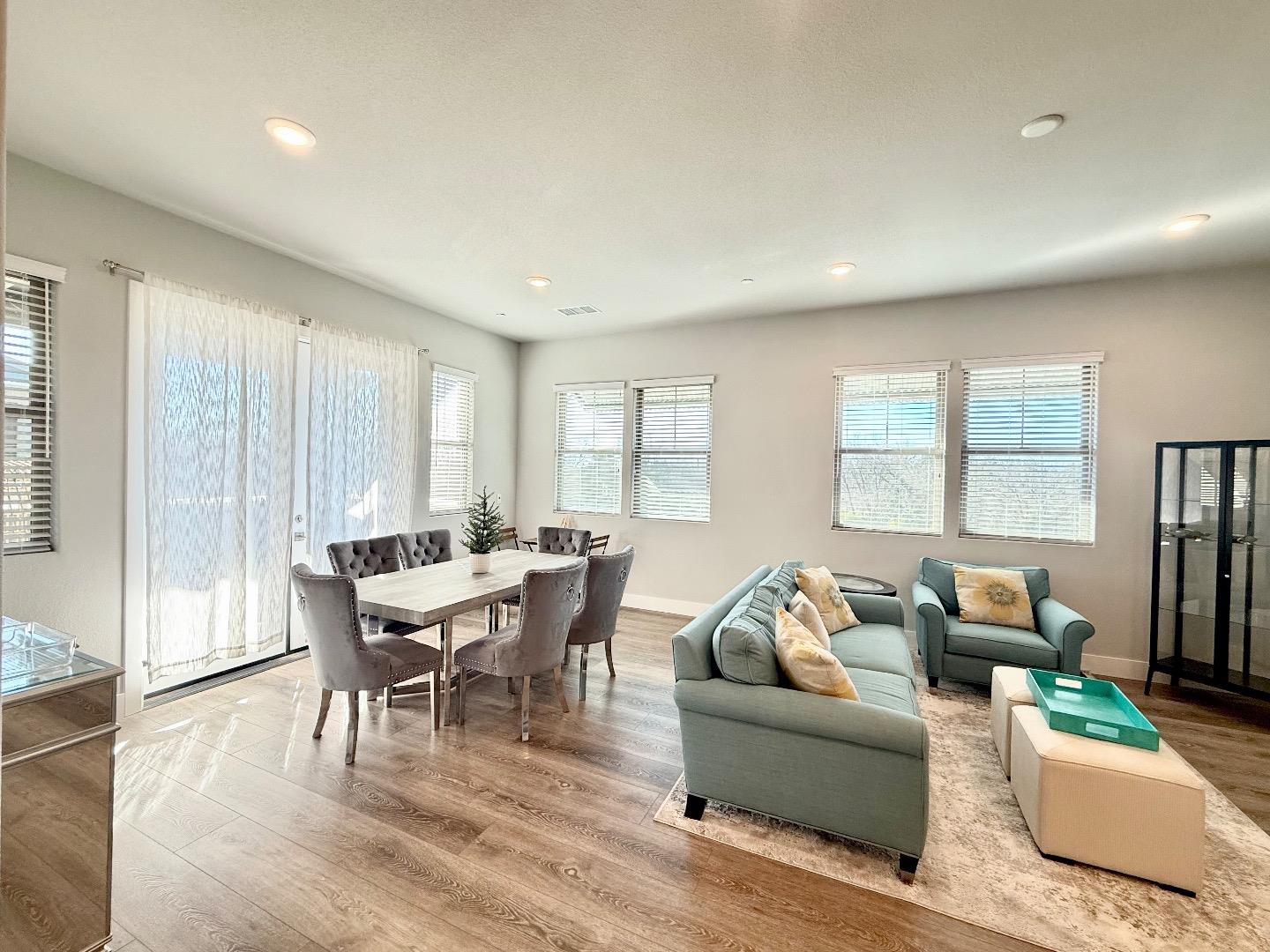 Detail Gallery Image 2 of 34 For 1661 Spring St #424,  Davis,  CA 95616 - 3 Beds | 2/1 Baths