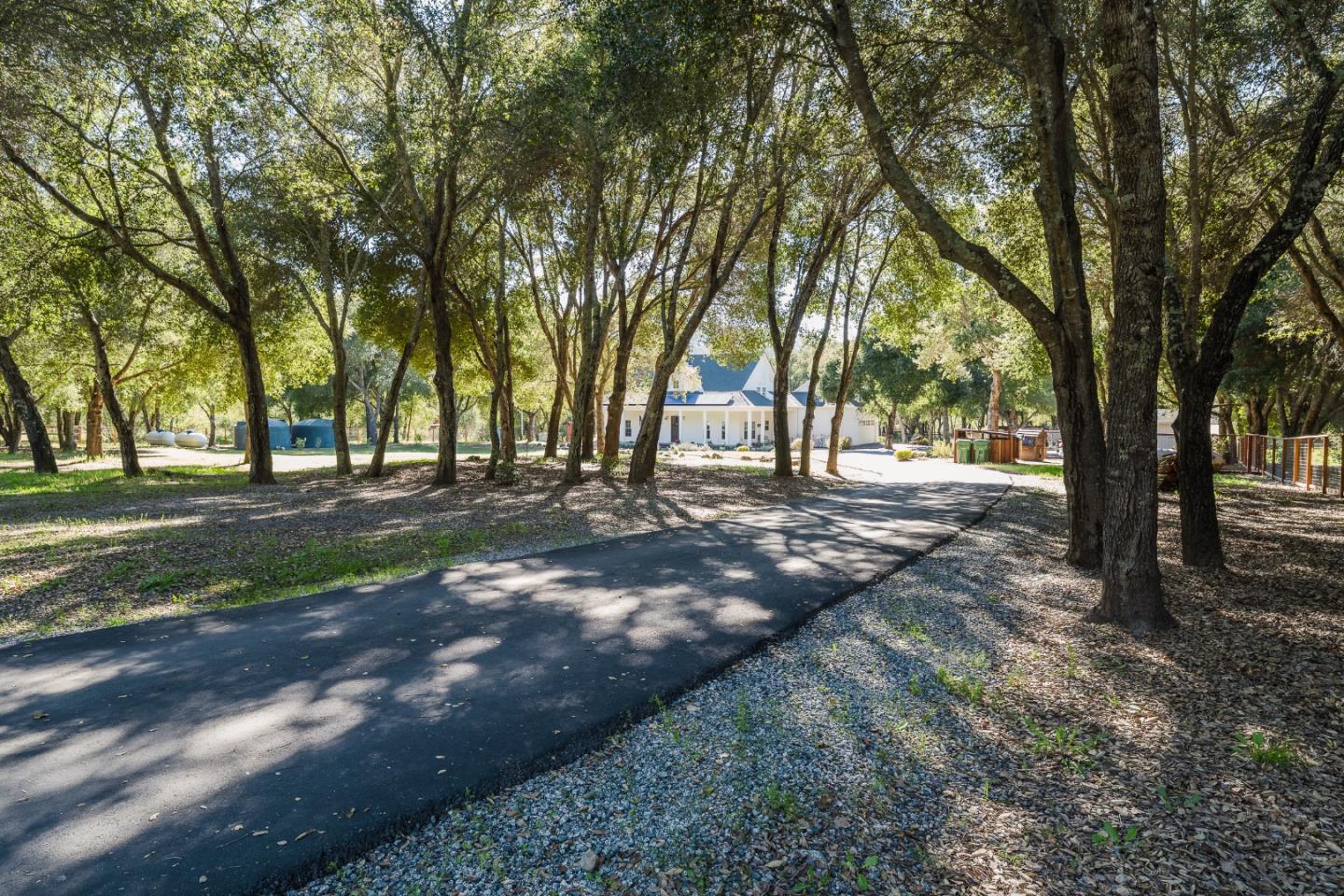 Detail Gallery Image 5 of 74 For 10555 Watsonville Rd, Gilroy,  CA 95020 - 4 Beds | 3/1 Baths