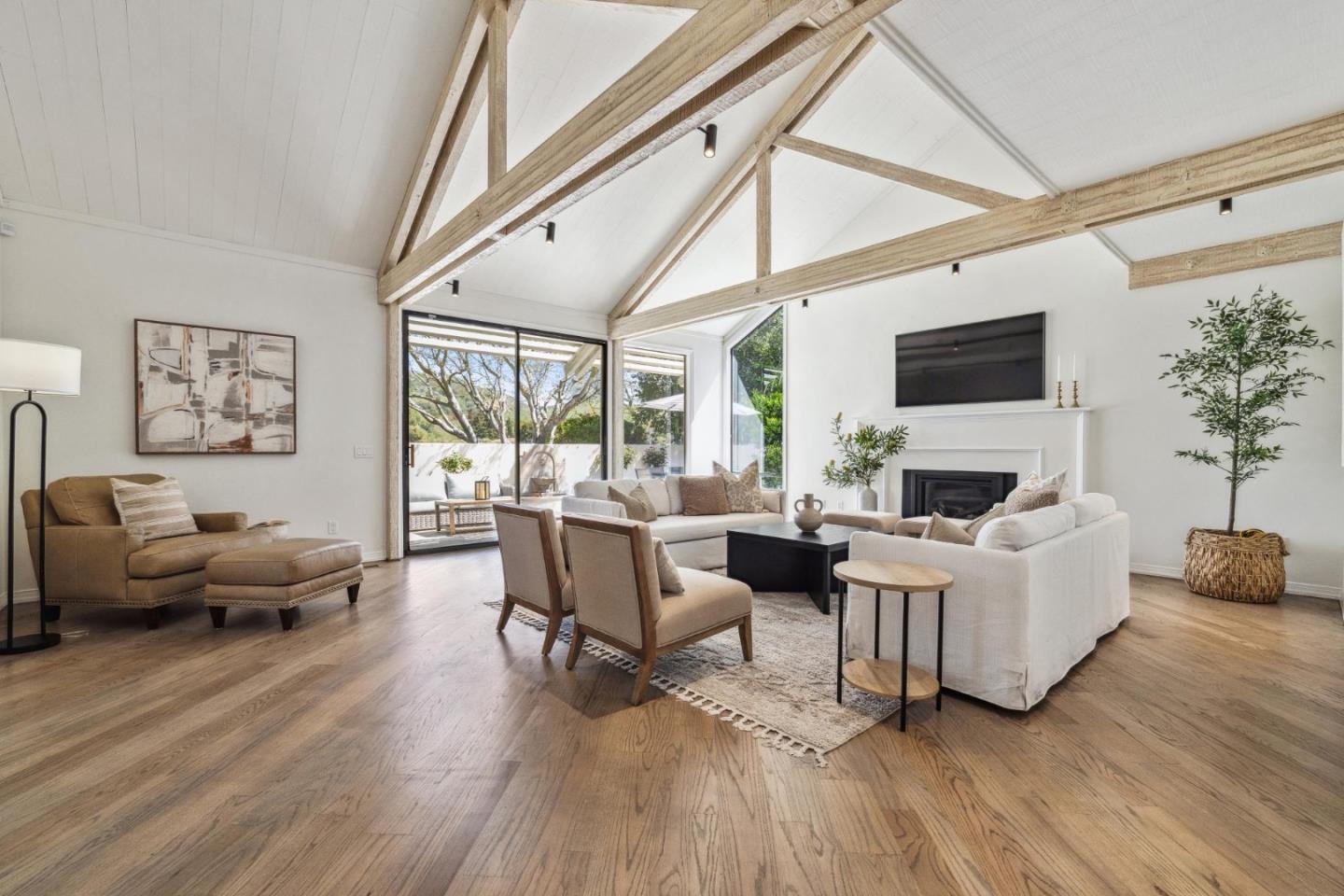 Detail Gallery Image 4 of 42 For 9504 Alder Ct, Carmel,  CA 93923 - 3 Beds | 3 Baths