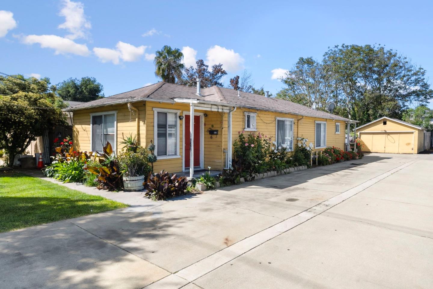 Detail Gallery Image 5 of 16 For 947 S 11th St, San Jose,  CA 95112 - – Beds | – Baths