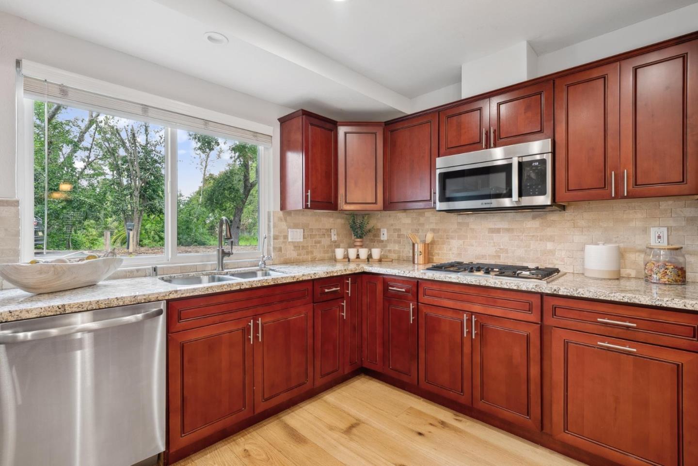 Detail Gallery Image 4 of 31 For 19549 Vineyard Ln, Saratoga,  CA 95070 - 3 Beds | 2/1 Baths