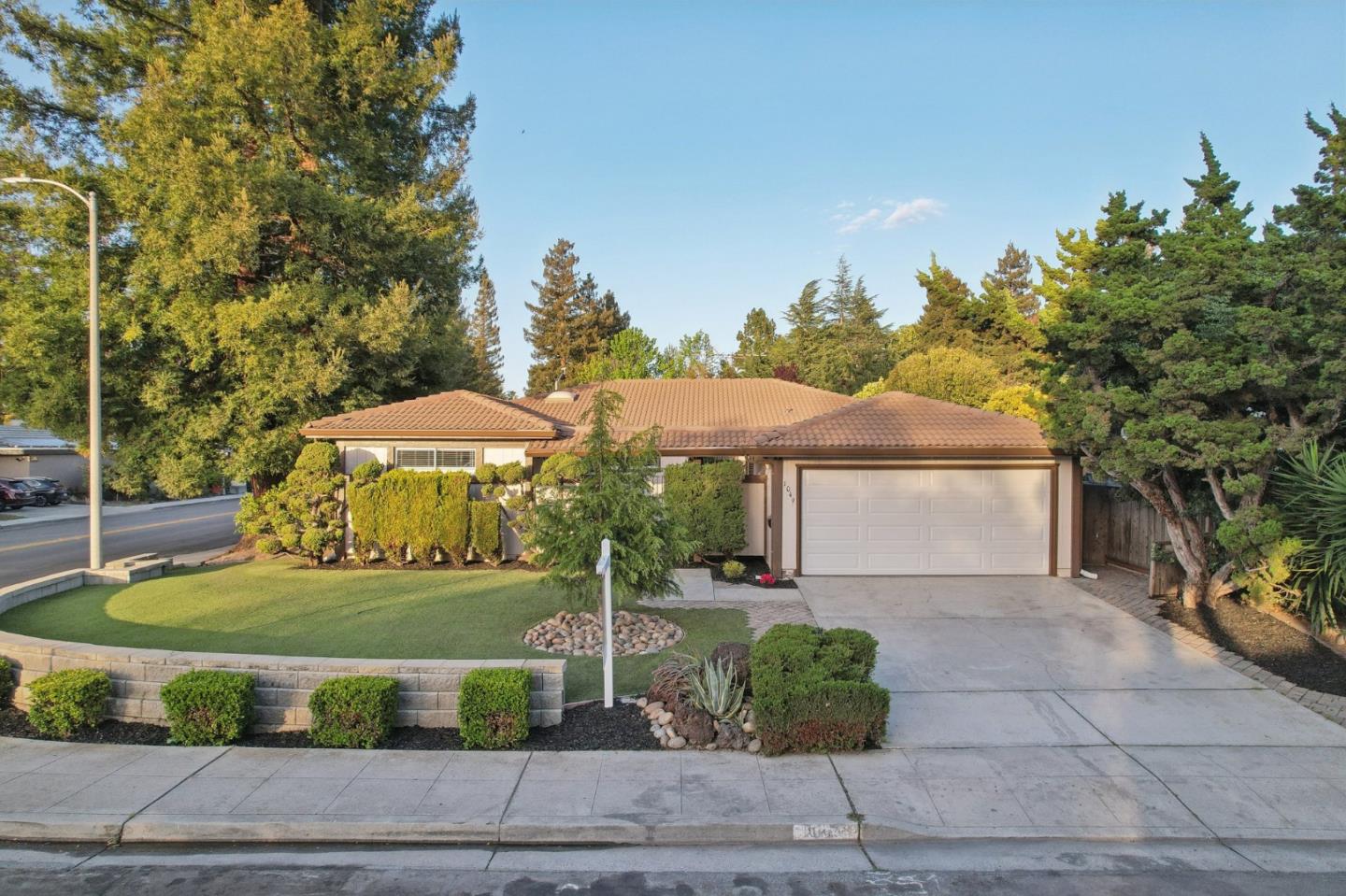 Detail Gallery Image 2 of 41 For 1049 Azalea Dr, Sunnyvale,  CA 94086 - 5 Beds | 2 Baths