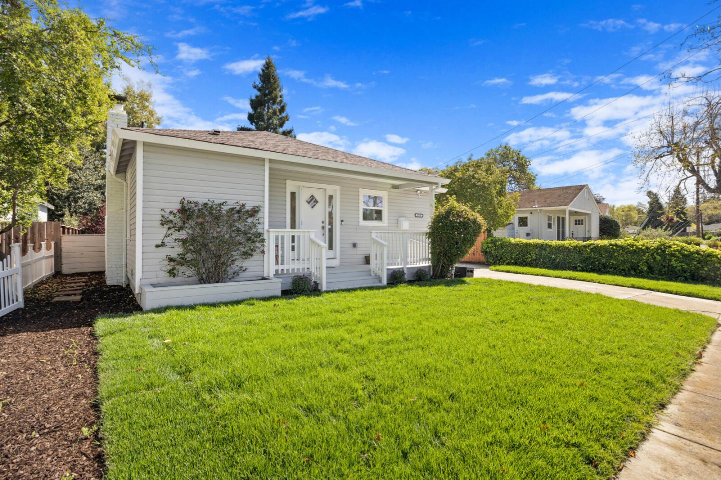 Detail Gallery Image 2 of 24 For 3755 Bay Rd, Menlo Park,  CA 94025 - 3 Beds | 1/1 Baths
