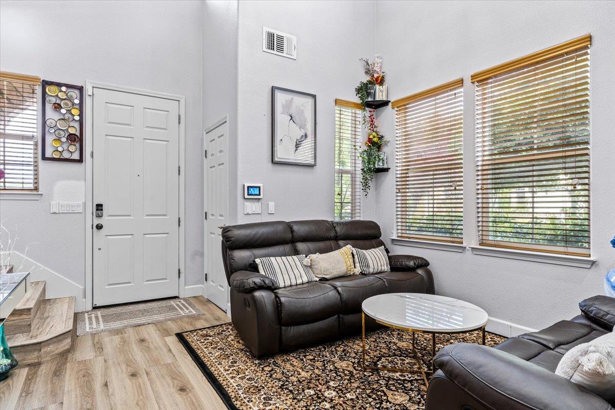 Detail Gallery Image 8 of 30 For 280 Wildhorse Ct, San Jose,  CA 95138 - 5 Beds | 3/1 Baths
