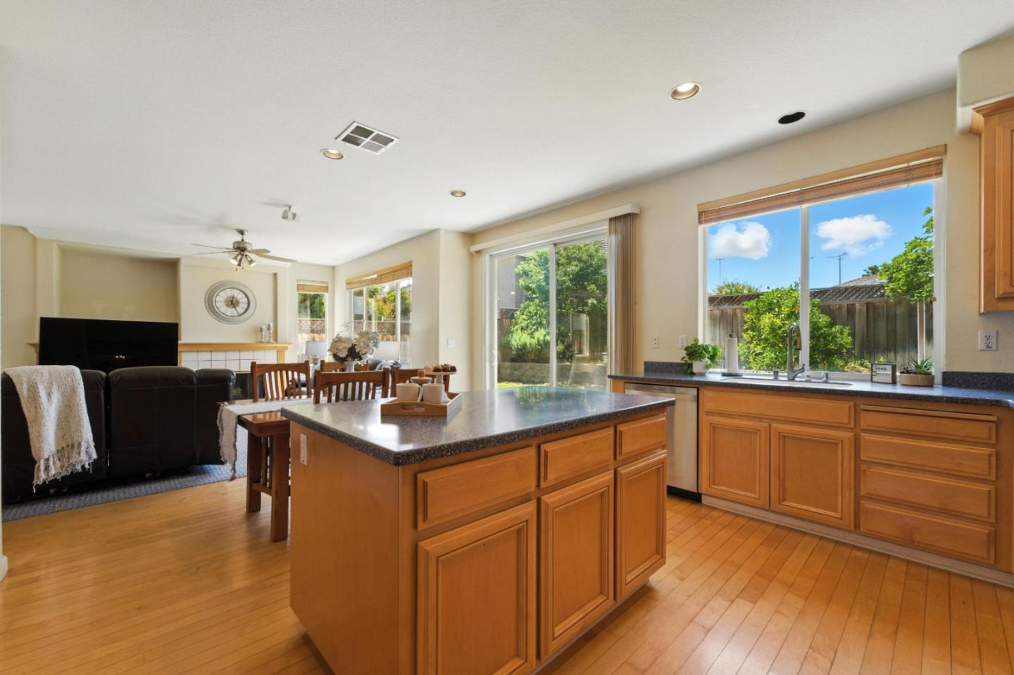 Detail Gallery Image 10 of 44 For 1480 Finch Ln, Gilroy,  CA 95020 - 4 Beds | 3 Baths