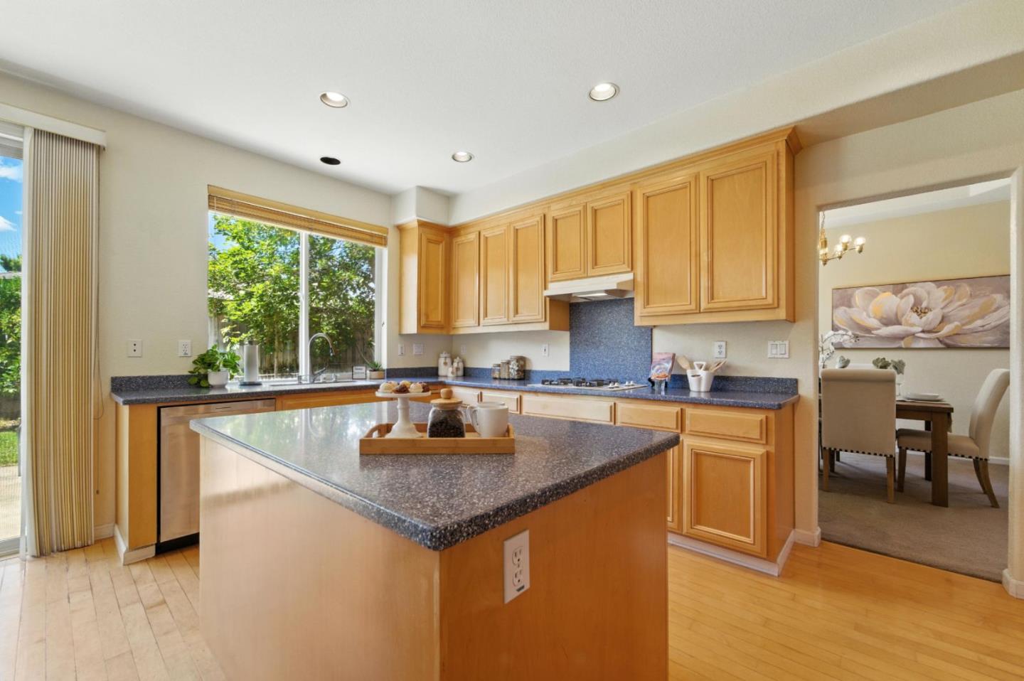 Detail Gallery Image 11 of 44 For 1480 Finch Ln, Gilroy,  CA 95020 - 4 Beds | 3 Baths