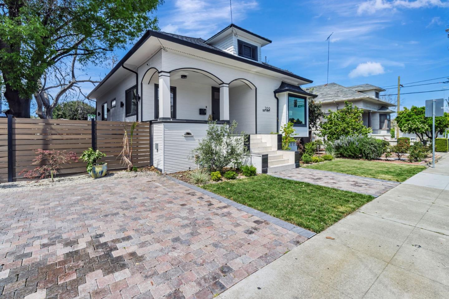 Detail Gallery Image 2 of 35 For 209 Race St, San Jose,  CA 95126 - 4 Beds | 2/1 Baths