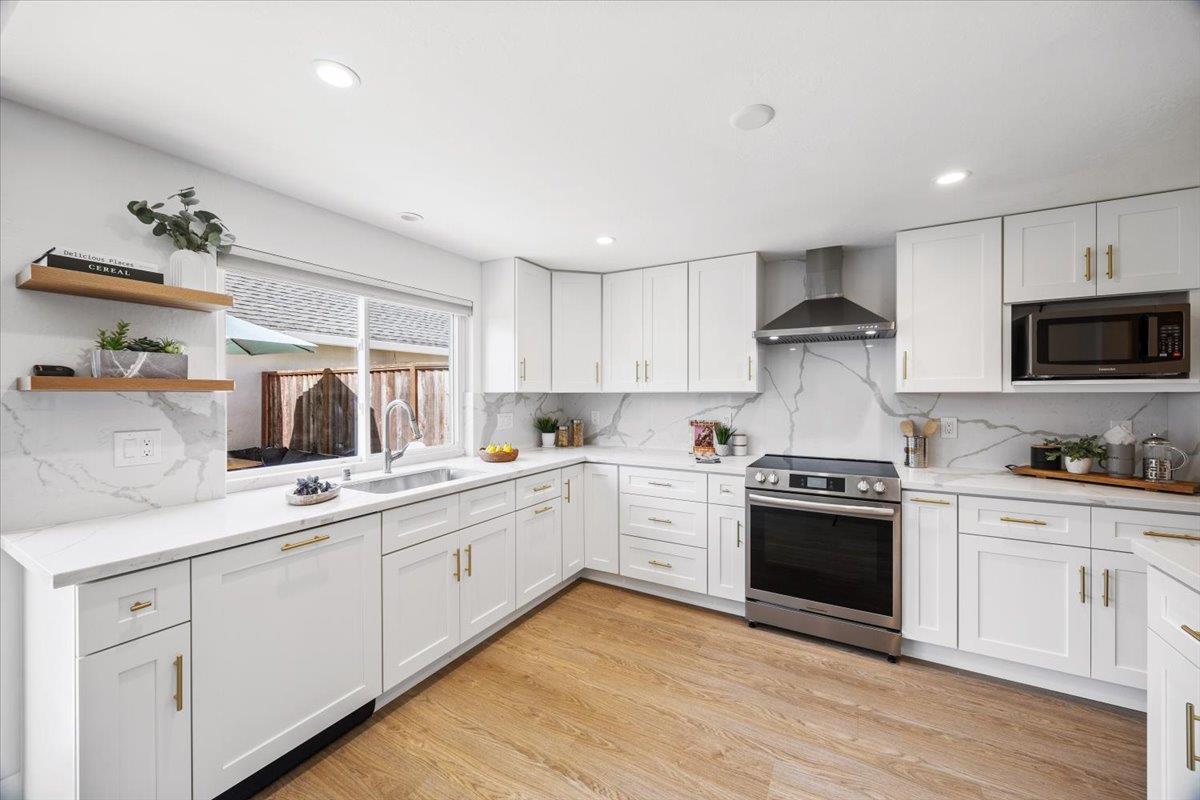 Detail Gallery Image 8 of 44 For 714 Comet Dr, Foster City,  CA 94404 - 3 Beds | 2/1 Baths
