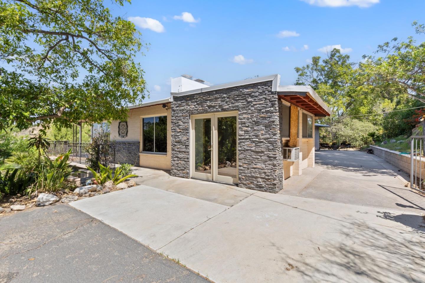 Detail Gallery Image 1 of 25 For 3023 Central Ave, Riverside,  CA 92506 - 3 Beds | 2 Baths