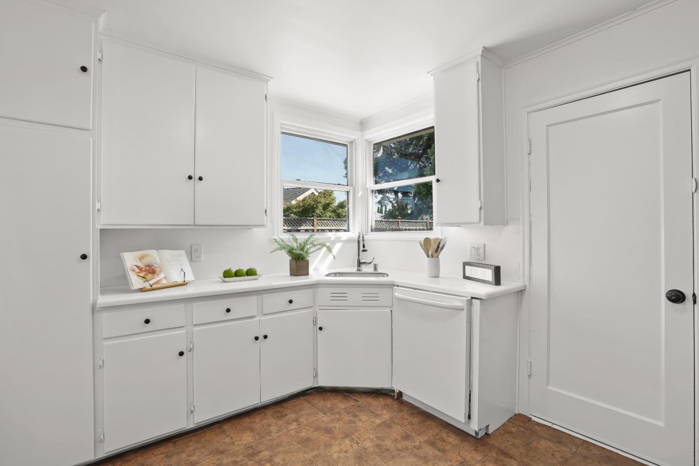 Detail Gallery Image 8 of 23 For 1016 E Santa Inez Ave, San Mateo,  CA 94401 - 2 Beds | 1 Baths