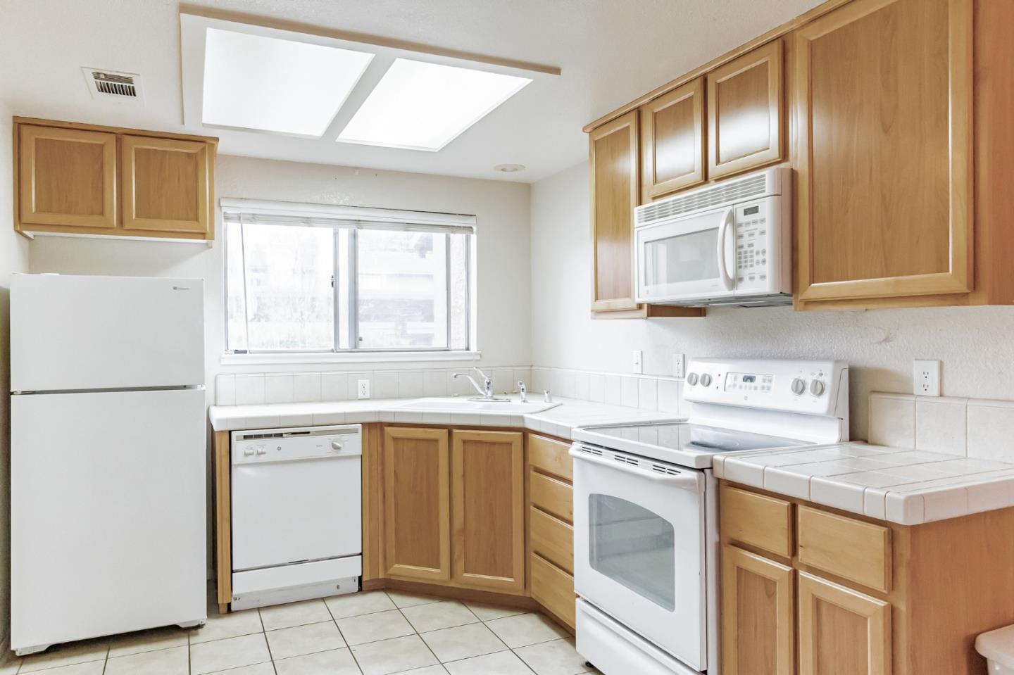 Detail Gallery Image 2 of 14 For 565 Lincoln Ave #C,  Modesto,  CA 95354 - 2 Beds | 1/1 Baths