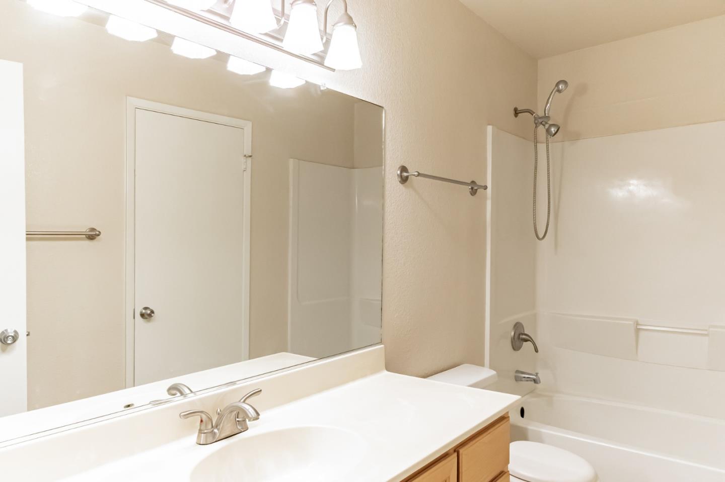 Detail Gallery Image 4 of 14 For 565 Lincoln Ave #C,  Modesto,  CA 95354 - 2 Beds | 1/1 Baths