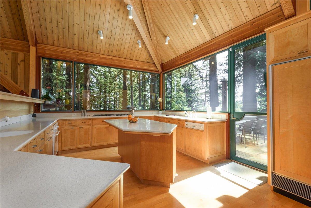 Detail Gallery Image 8 of 38 For 9 Summit Rd, Woodside,  CA 94062 - 3 Beds | 2 Baths