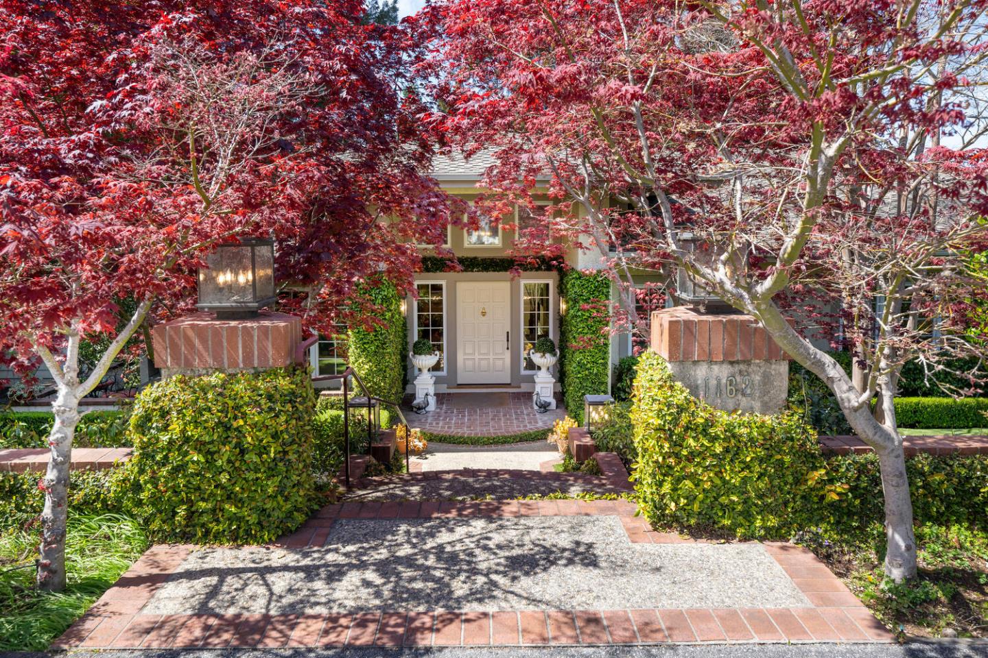 Detail Gallery Image 10 of 75 For 1162 Barroilhet Dr, Hillsborough,  CA 94010 - 4 Beds | 4/2 Baths