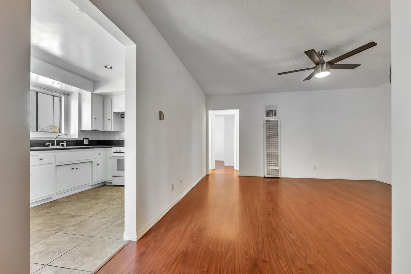 Detail Gallery Image 10 of 31 For 11946 Oxford Ave #C,  Hawthorne,  CA 90250 - 2 Beds | 1 Baths