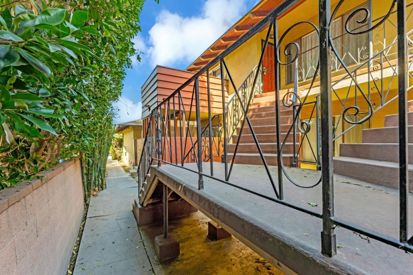 Detail Gallery Image 2 of 31 For 11946 Oxford Ave #C,  Hawthorne,  CA 90250 - 2 Beds | 1 Baths