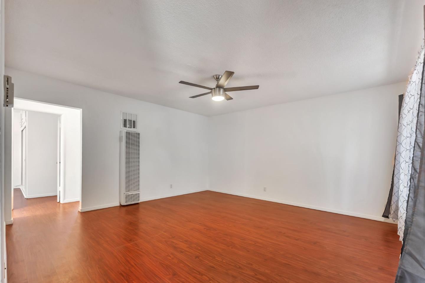 Detail Gallery Image 5 of 31 For 11946 Oxford Ave #C,  Hawthorne,  CA 90250 - 2 Beds | 1 Baths