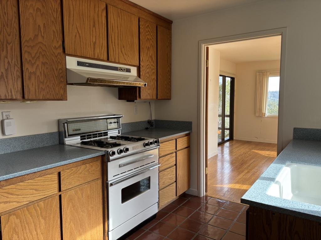 Detail Gallery Image 11 of 25 For 102 Santa Maria Ave, Portola Valley,  CA 94028 - 2 Beds | 3 Baths