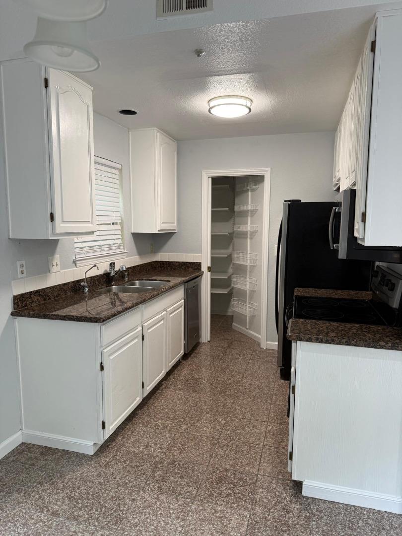 Detail Gallery Image 5 of 25 For 822 Shooting Star Ter, Sunnyvale,  CA 94086 - 2 Beds | 2/1 Baths