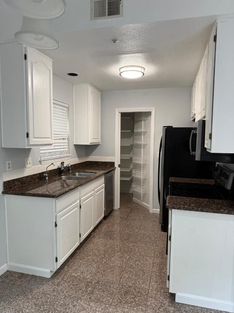 Detail Gallery Image 6 of 25 For 822 Shooting Star Ter, Sunnyvale,  CA 94086 - 2 Beds | 2/1 Baths
