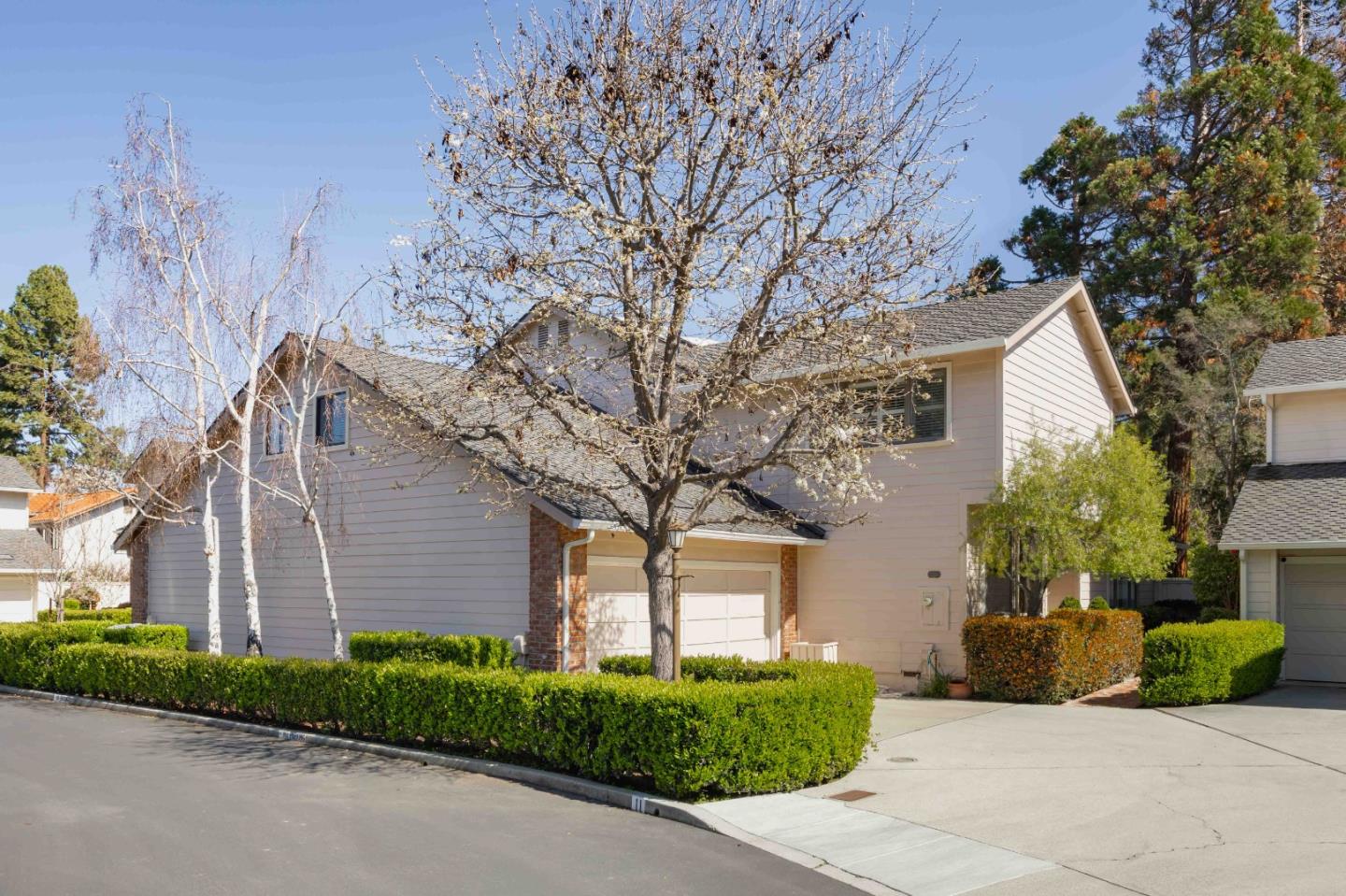 Detail Gallery Image 2 of 24 For 11 Chateau Dr, Menlo Park,  CA 94025 - 3 Beds | 3 Baths